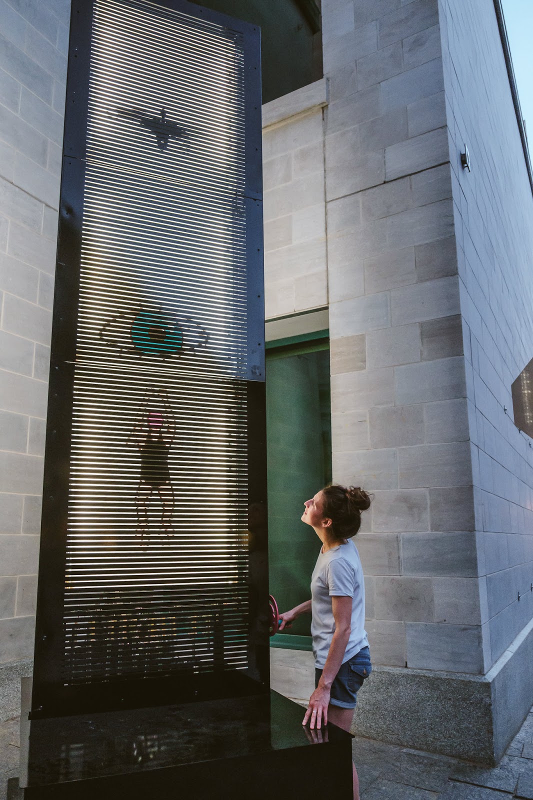 Fannie Giguère avec l'installation La tête ailleurs — photo : Stéphane Bourgeois
